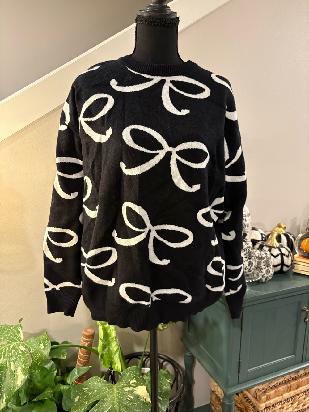 Black and White Bow Pattern Crewneck Sweater